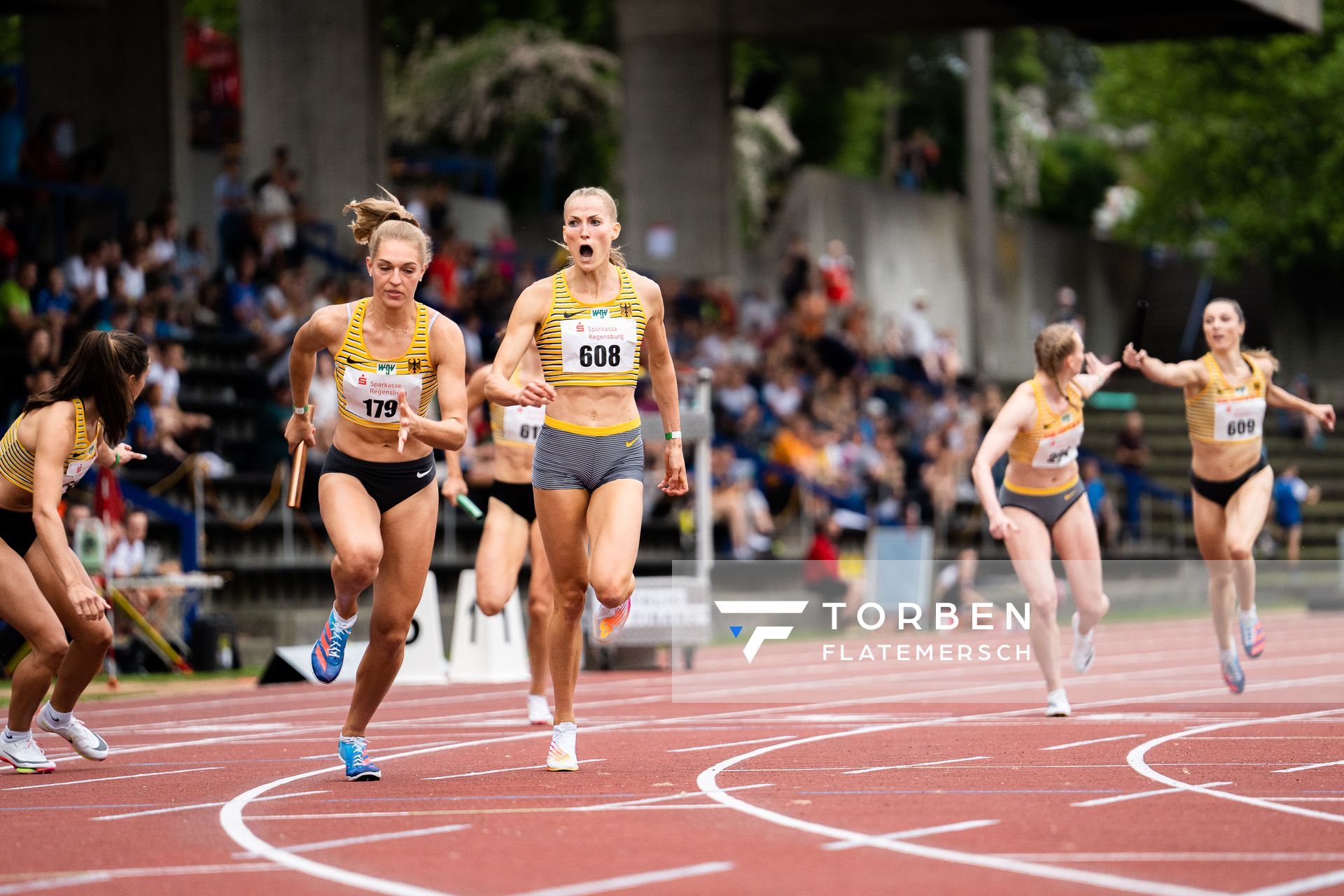 Corinna Schwab (LAC Erdgas Chemnitz) gibt den Stab weiter an Luna Thiel (VfL Eintracht Hannover) am 03.06.2022 waehrend der Sparkassen Gala in Regensburg
